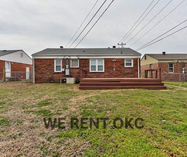 Building Photo - 207 E Marshall Dr