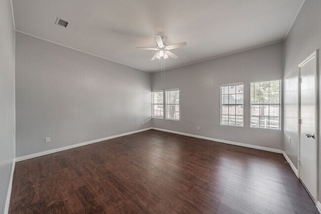 Building Photo - 401 S Anglin St