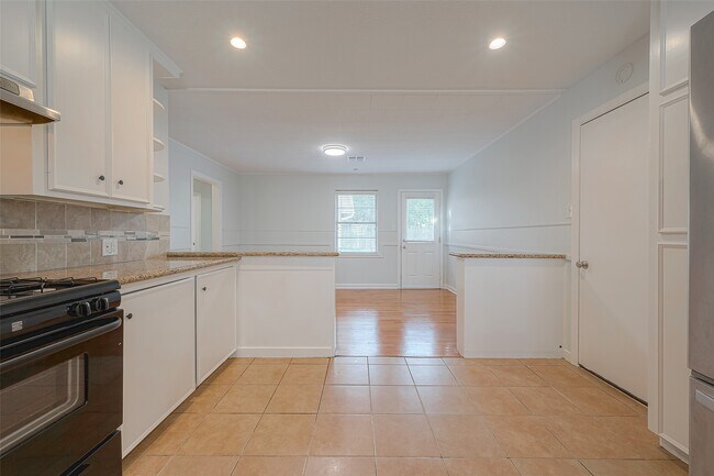 Building Photo - 4923 Poinciana Dr