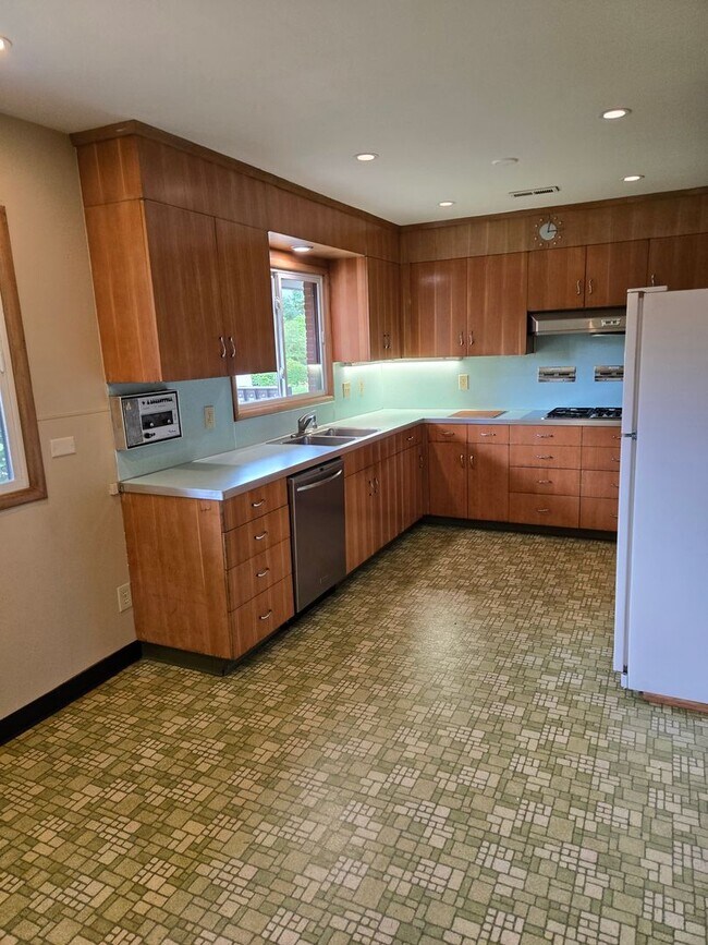 Building Photo - 1 level Mid Century Beauty! 3 Bd/ 3 ba