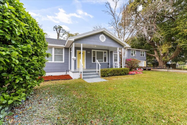 Building Photo - Newly Remodeled Beauty waiting for its fir...