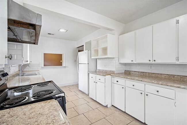 Building Photo - 4910 Honeysuckle Ln