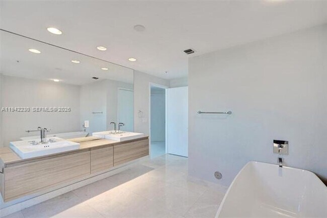 Building Photo - 17301 Biscayne Blvd