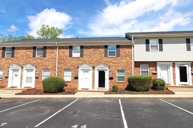 Building Photo - Renovated 2 bedroom Townhome in Belmont!