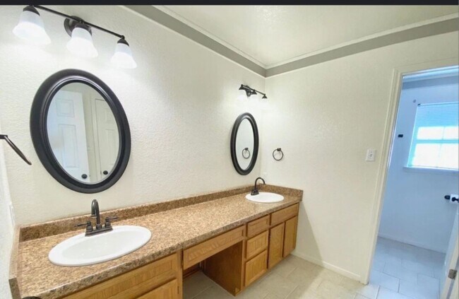 Building Photo - 3-bedroom 2-bathroom house!