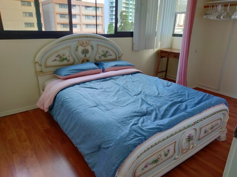 Queen Bed 2nd room - 1571 Piikoi St