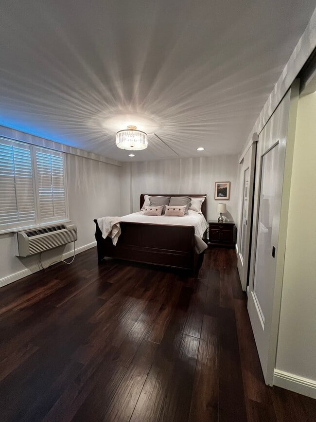 Building Photo - Beautiful Fifteenth floor Furnished one Bedroom with Views