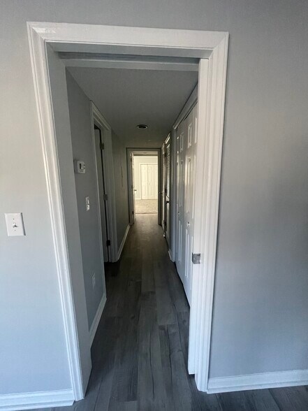 Building Photo - 4222 Pinehurst Cir