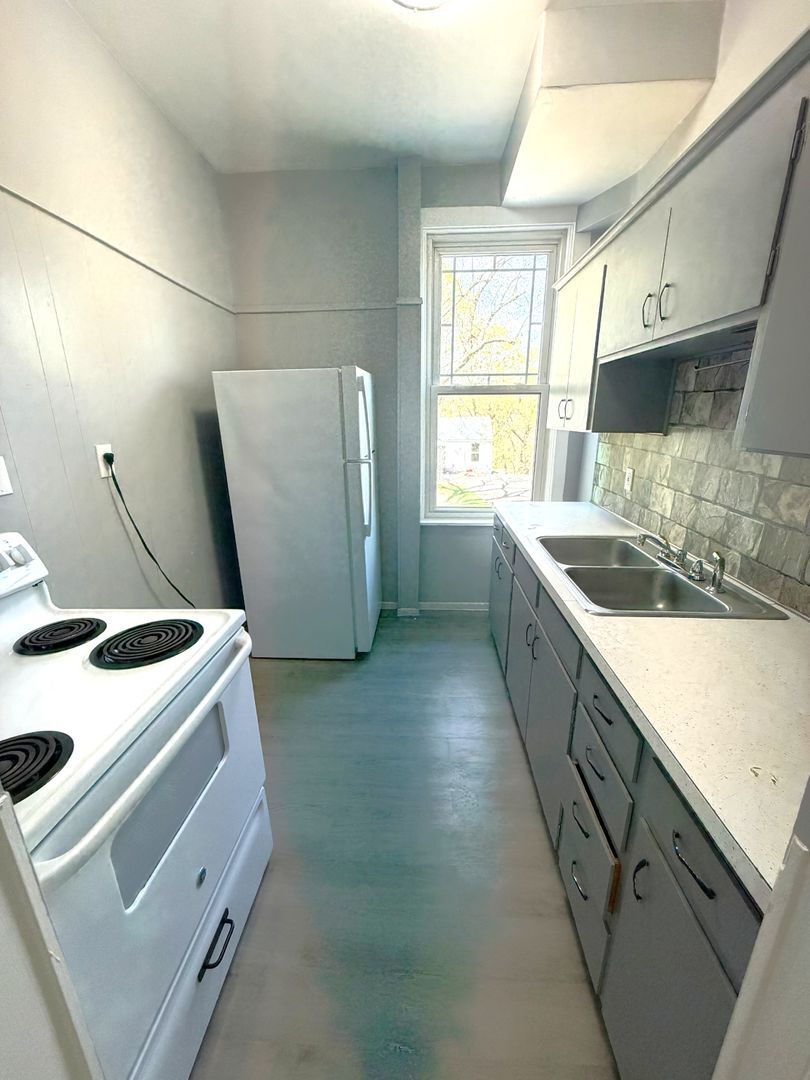 Building Photo - 395 S Main St