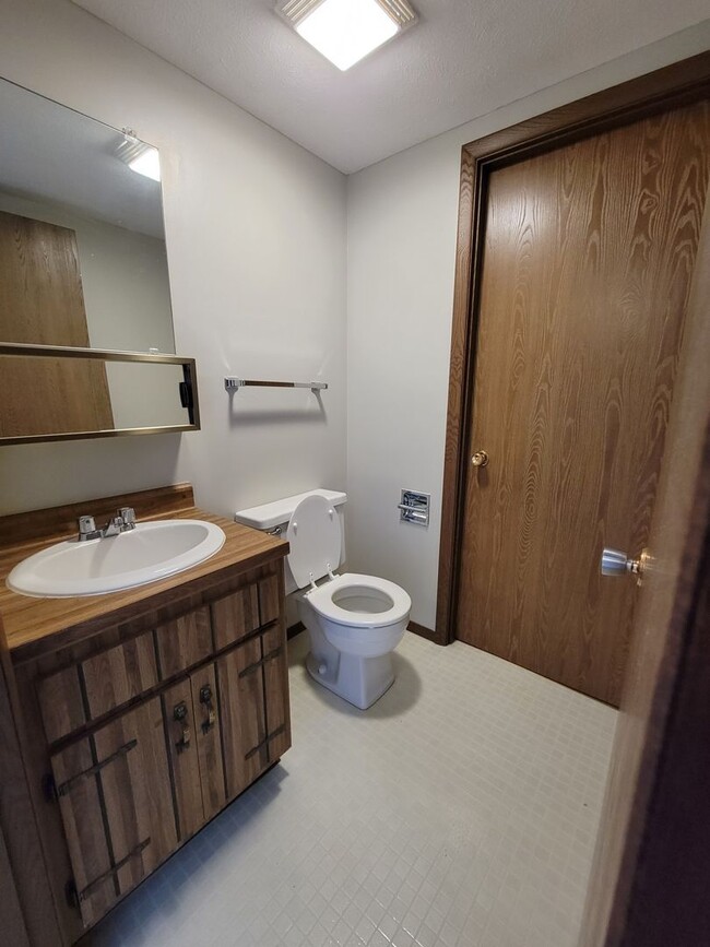 Building Photo - Near Med Center 2 Bedroom, 1.5 Bathroom To...