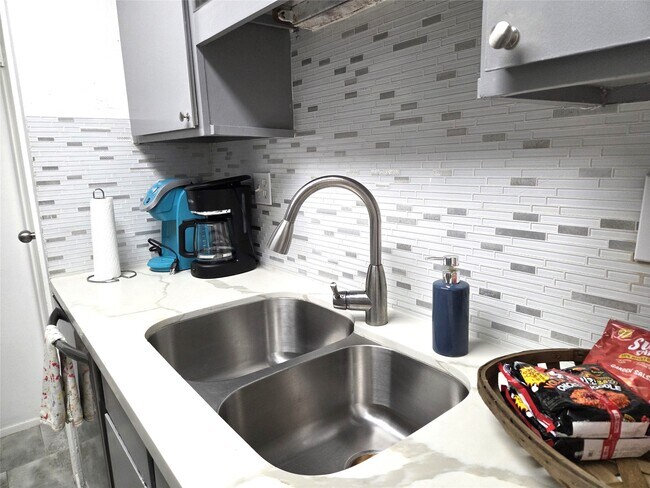 Building Photo - 10053 Westpark Dr