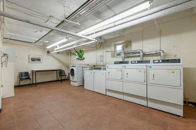 Building Photo - 14 N Chatsworth Ave