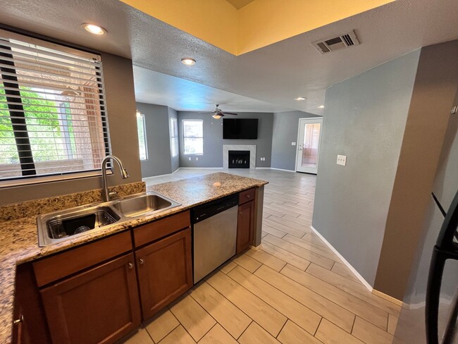 Building Photo - NE-3 bd/ 2bd Condo in gated community!