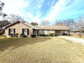 Building Photo - ** 3 bed 2 bath located off Vaughn Road ** Call 334-366-9198 to schedule a self tour