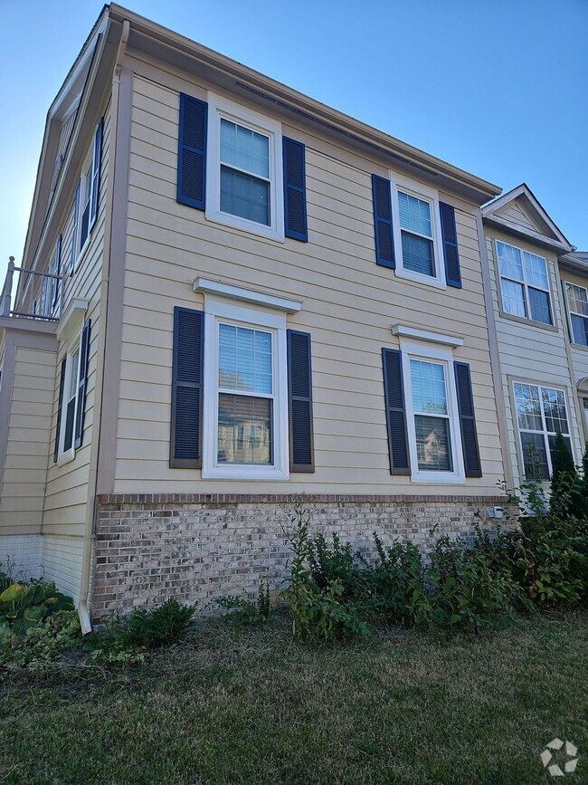 Building Photo - Gorgeous 4 Bed 3.5 Bath End-Unit Townhome ...