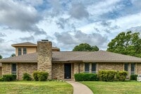 Building Photo - 2621 Pinehurst Dr