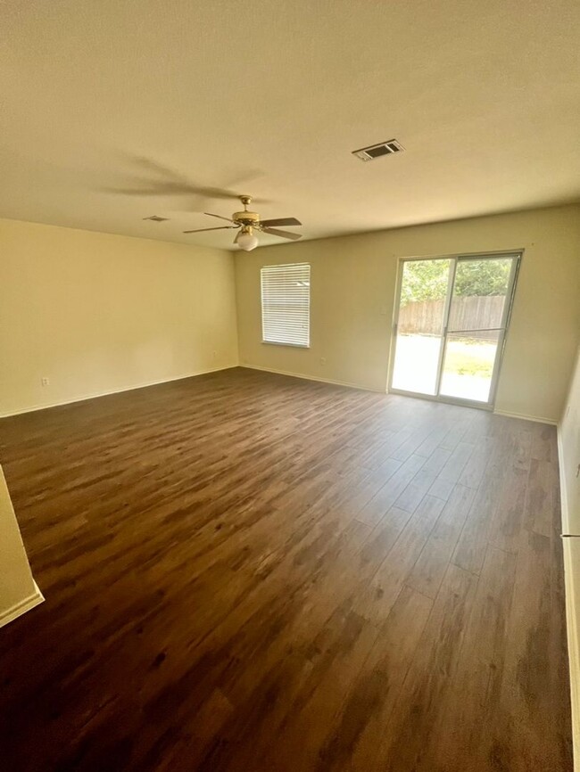 Building Photo - Beautiful 3/2 with almost 1800 square feet...