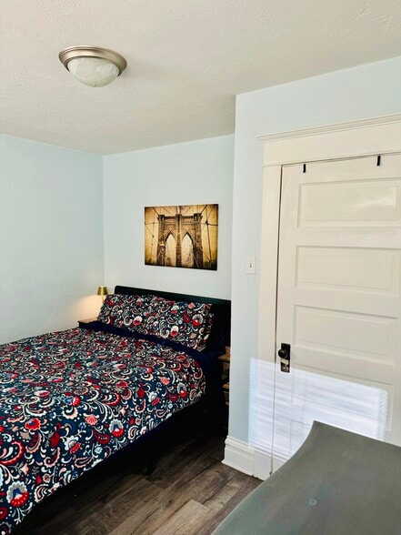 Bedroom - 315 W Halliday St