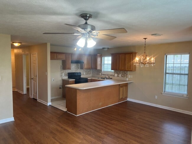 Building Photo - 3 Bed 2 Bath Home