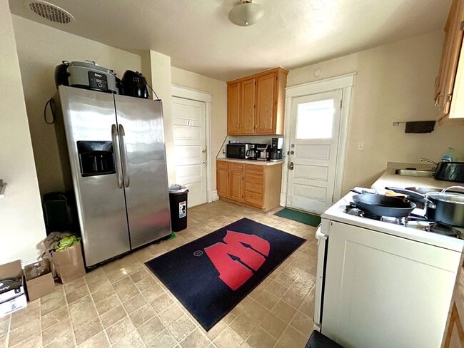 Building Photo - 5 Bedroom/1 Bathroom - Available Now For Short-Term Lease - Great Downtown Location!