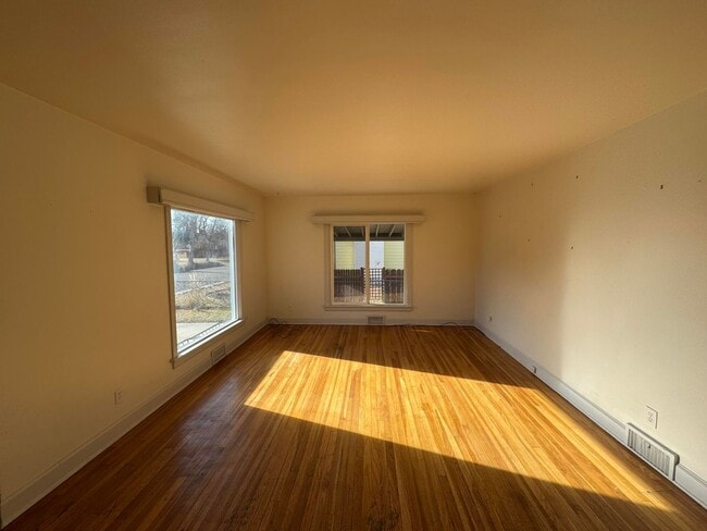 Building Photo - Charming University District Home - 4 Bedrooms, 2 Bathrooms