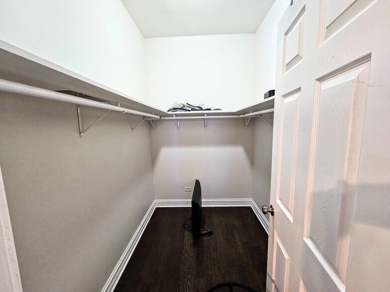 Building Photo - 939 W Armitage Ave