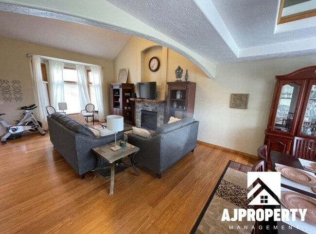 Building Photo - 3105 S Dawley Cir