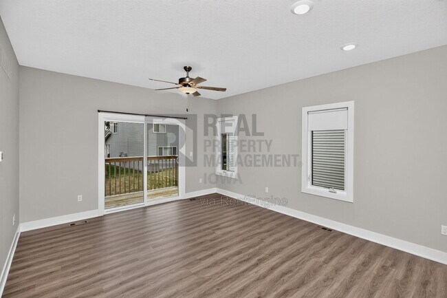 Building Photo - 5638 Fernwood Dr