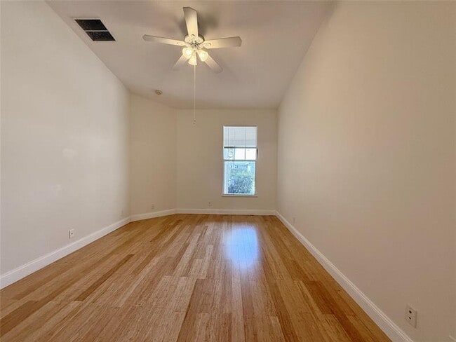 Building Photo - 10495 SW West Park Ave