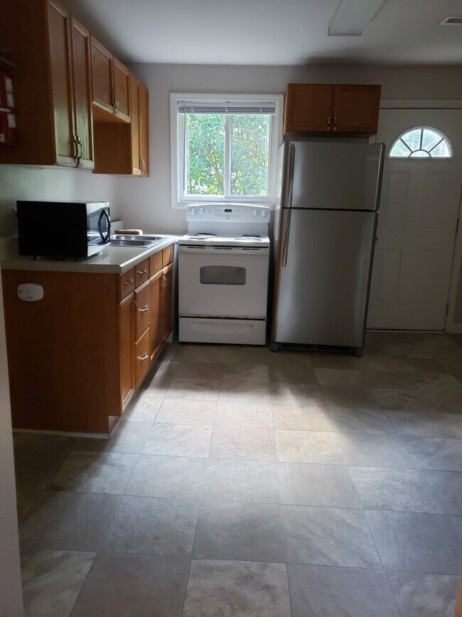 Eat-in Kitchen - 1100 Hicks Ct