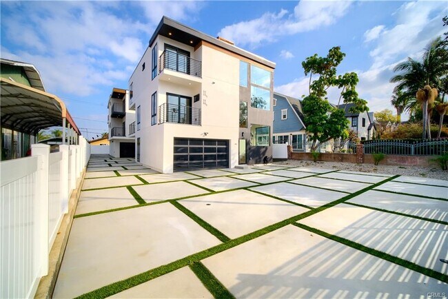 Building Photo - 616 N Mariposa Ave