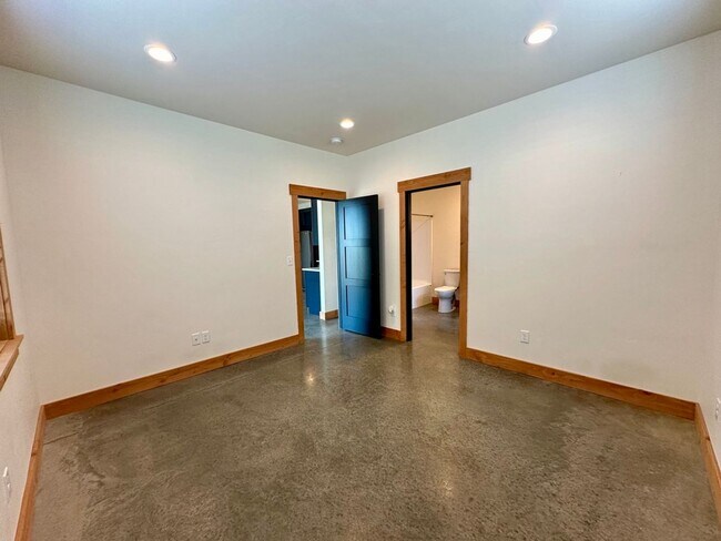 Building Photo - 115 E 26th Ave