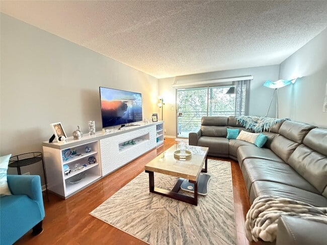 Building Photo - 2304 Lucaya Ln