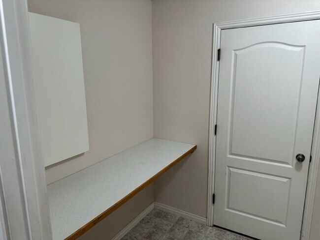 Building Photo - 943 Mount Hood Pl N