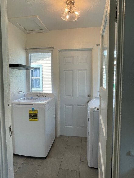 Building Photo - 515 N Burlington Ave