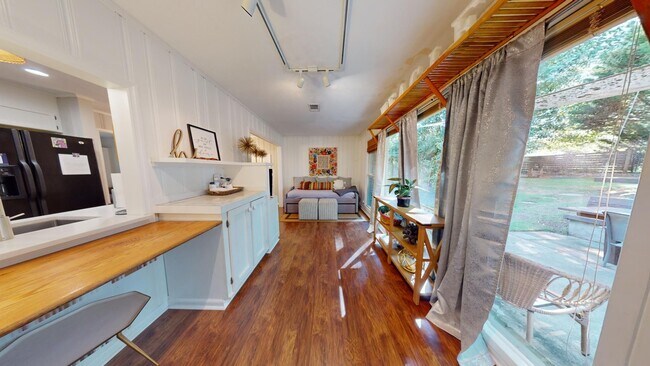 Building Photo - Super Cute One Level Home 1 mile from Toom...