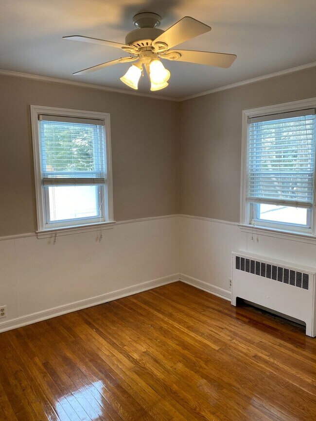 Building Photo - Gorgeous 3-Bedroom Townhouse in Ardmore! Available mid-September!