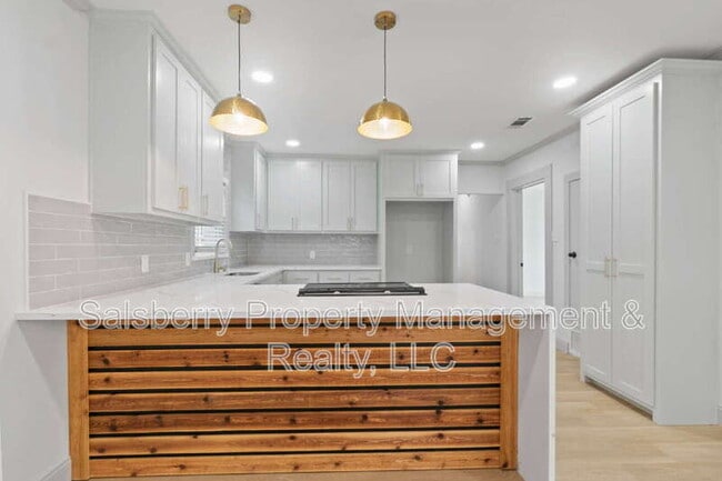 Building Photo - 2105 Tremont Ave