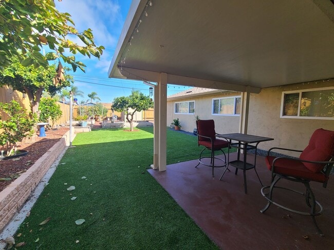 Building Photo - Spacious 4 bed 2 bath + 2 car garage & lar...