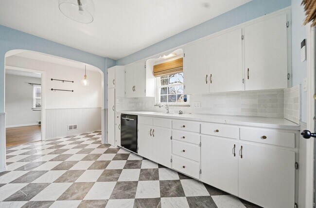 Building Photo - 532 N Drexel Ave