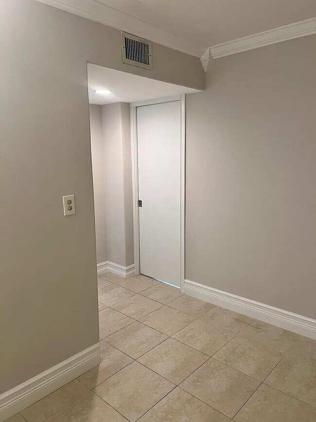 Building Photo - 403 NW 68th Ave