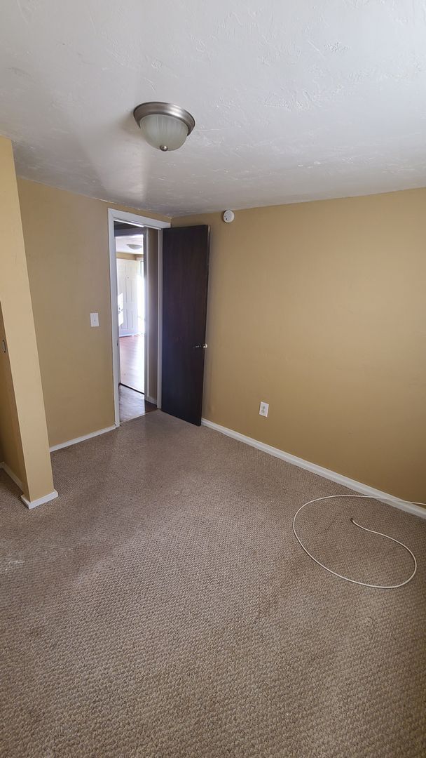 Building Photo - Adorable 2/1 move in ready!