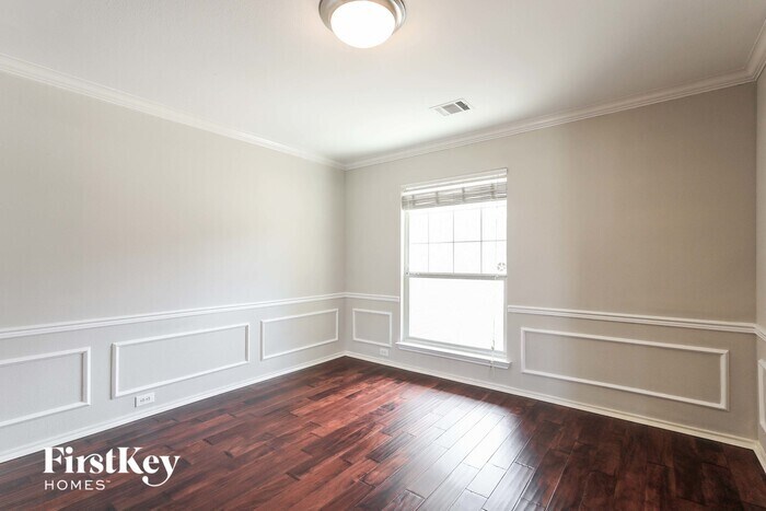 Building Photo - 315 Willow Grove Dr