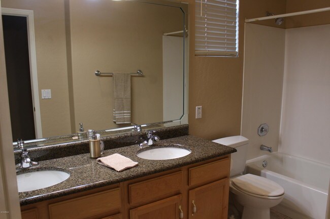Building Photo - 875 W Aloe Pl