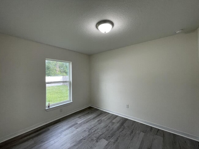 Building Photo - Move-In Ready! Beautiful 3BR/2BA with New Flooring & Fresh Paint