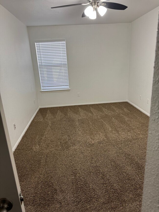 Building Photo - 521 Oakwood Ln