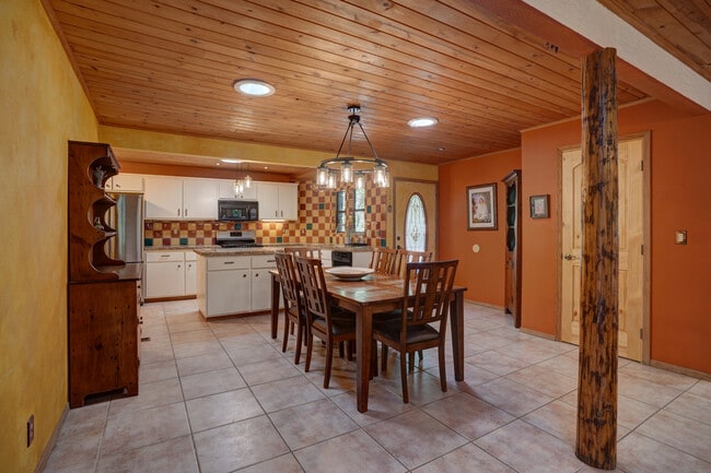 Building Photo - 1825 Vanderhoef Ln