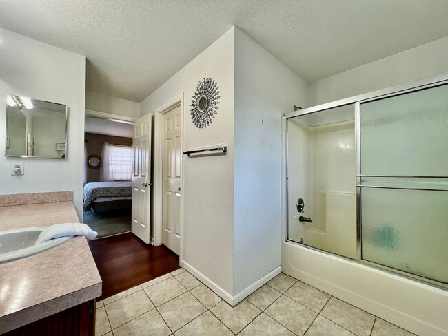 Building Photo - Fully Furnished Rental Property
