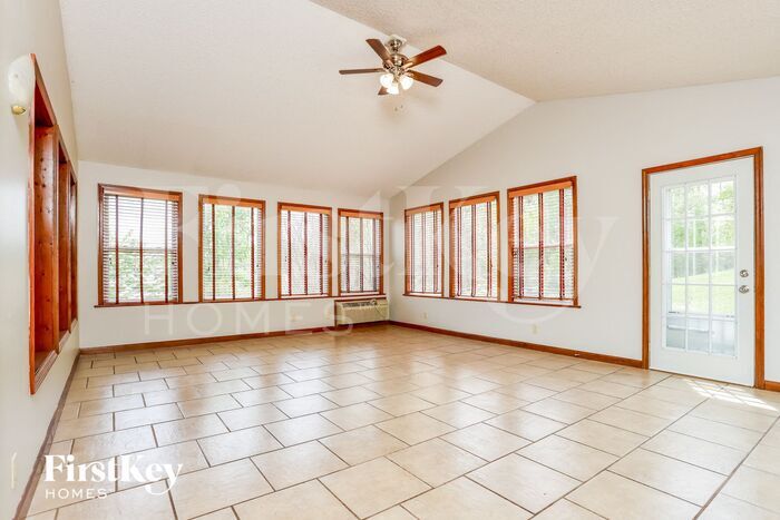 Building Photo - 650 Silver Maple Dr