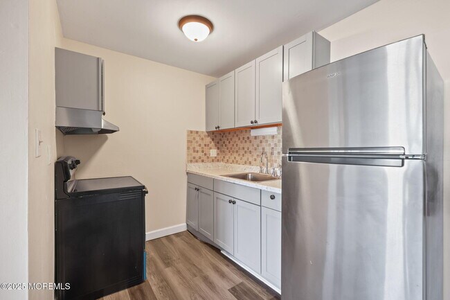 Building Photo - 175 Buckelew Ave